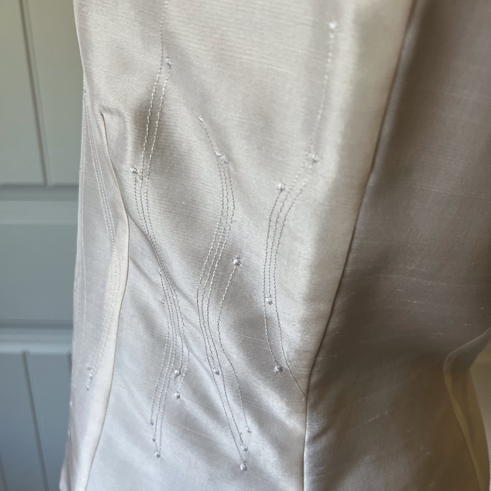 Elegant silk Cream Sleeveless Blouse - Picture 6 of 10